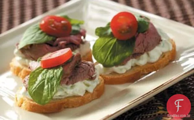 Canapés de Carne com Molho de Pepino