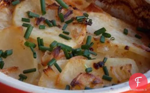 Herbed Scalloped batatas e cebolas
