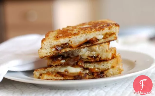 Queijo Grelhado Com Cebola Caramelizada