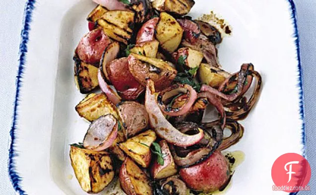 Salada de batata e cebola grelhada