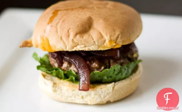 Hambúrgueres De Bisonte Com Cebolas Cabernet E Wisconsin Cheddar