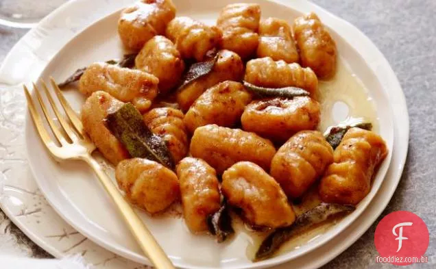 Nhoque de batata doce com bordo, canela, sálvia, manteiga marrom