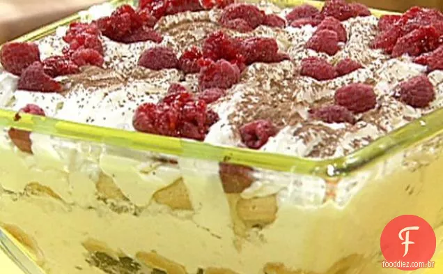 Bagatela de chantilly de amêndoa e chocolate