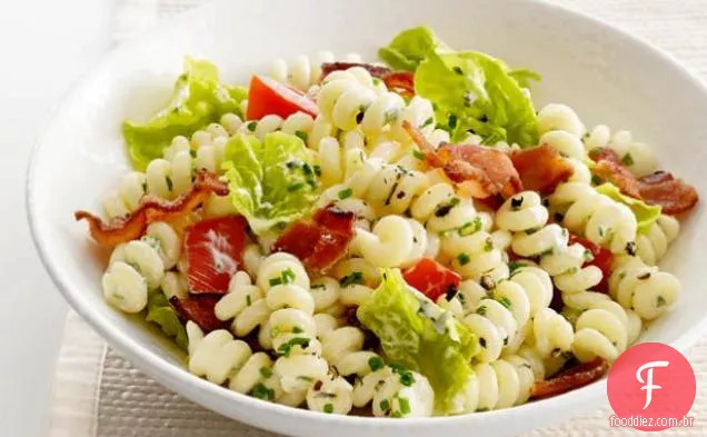 Salada de macarrão BLT