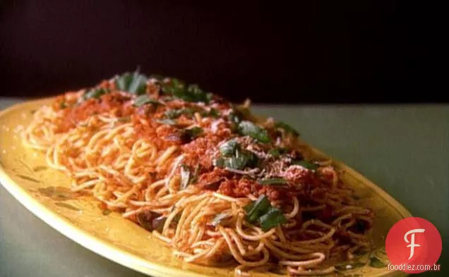 Espaguete com Azeitonas e Molho de Tomate