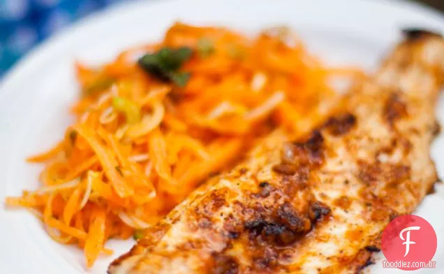 Peixe Harissa Com Salada De Cenoura, Hortelã E Cebolinha