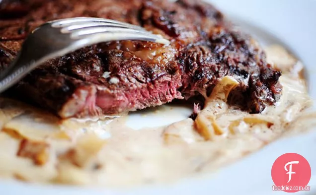Bife De Lombo Grelhado Com Molho De Queijo Azul De Cebola