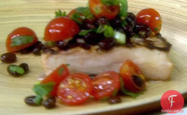 Grelhado Mahi-Mahi com feijão preto Salsa