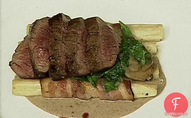 Lombinho de alce assado com salsify embrulhado em bacon, alcachofras de Jerusalém e molho cremoso de cogumelos selvagens