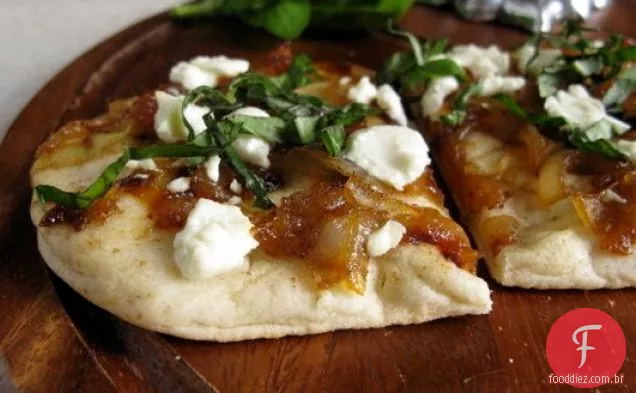 Pão Achatado Com Queijo De Cabra, Cebola Caramelizada E Manjericão