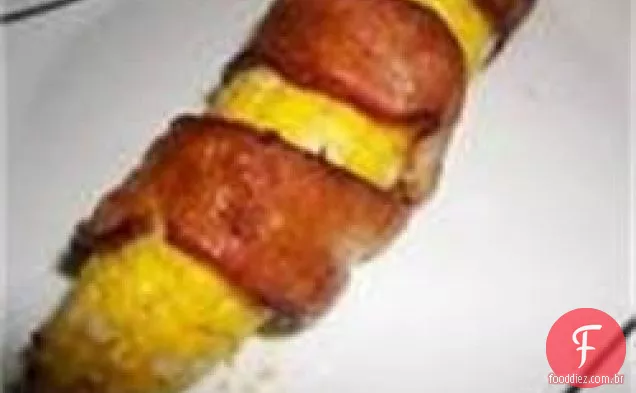 Espiga de milho grelhada embrulhada em bacon