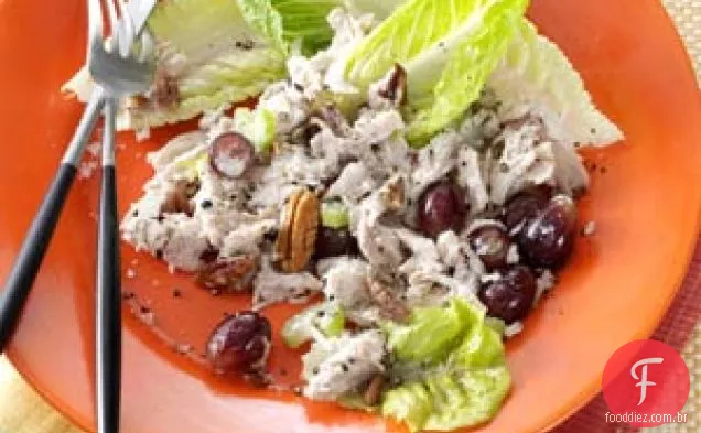 Salada Robusta de Frango com Uvas e Nozes