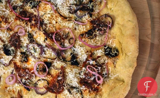 Focaccia Com Cebolas, Tomates Secos Ao Sol E Pecorino
