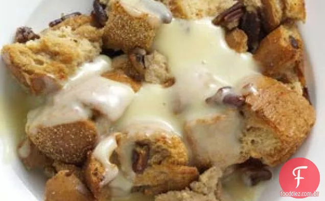 Pudim de pão de noz-pecã com molho de creme de rum