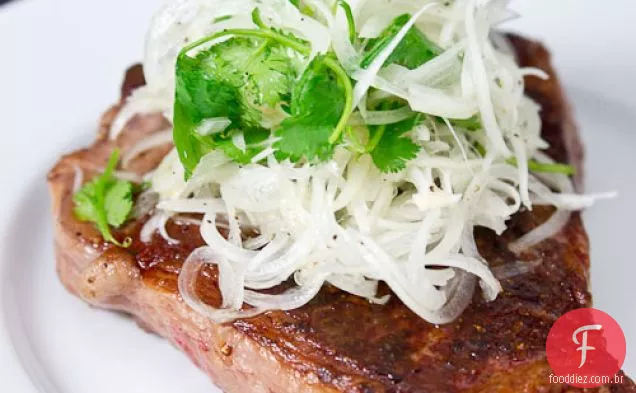Sous Vide Porterhouse Com Salada De Cebola Domesticada