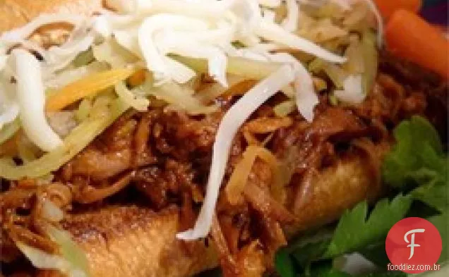 Sanduíches picantes de carne de porco desfiada