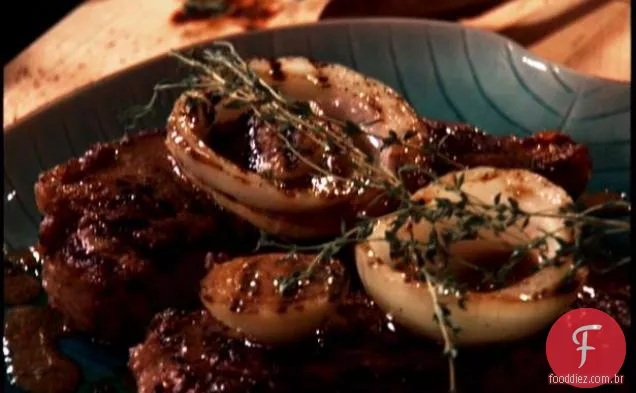 Bife grelhado e cebola Vidalia com mostarda-Worcestershire vinagrete