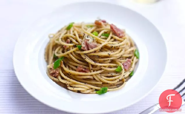 Espaguete De Trigo Integral Com Prosciutto, Sementes De Papoula E Cebolinha