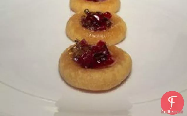 Aperitivos de impressão digital com queijo e geleia de pimenta