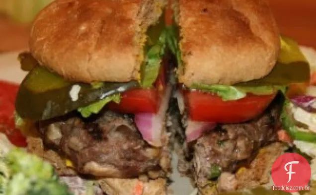 Hambúrguer De Bisonte Com Cogumelos E Cebolas