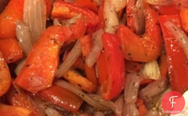 Pimentões vermelhos caramelizados e cebolas