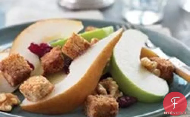 Salada de frutas da colheita de outono com croutons de grãos integrais