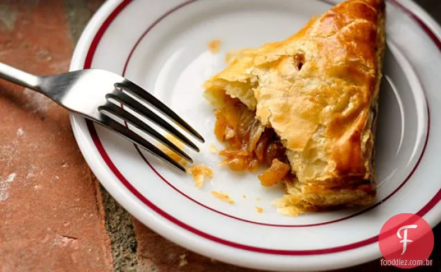 Turnovers Crocantes Com Maçã, Bacon E Cebola Caramelizada