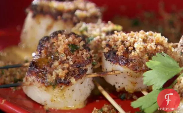 Espetos de vieiras grelhadas com pimenta cremosa e vinagrete de alho com pão ralado torrado