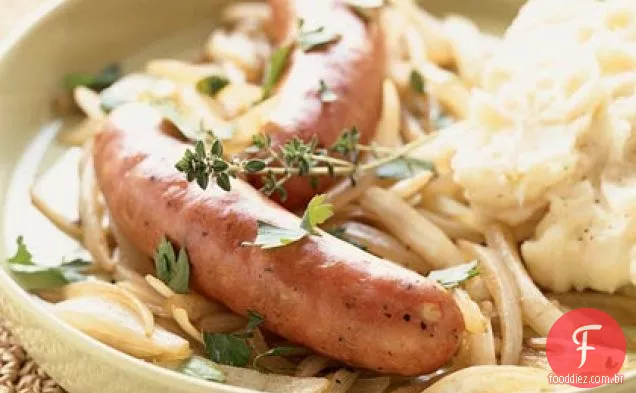 Salsichas assadas com cebola refogada com cerveja