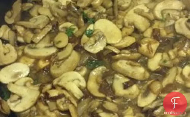 Macarrão maníaco com cogumelos e ervas