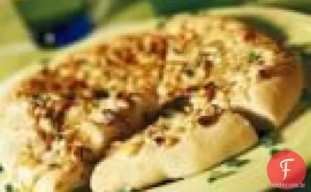 Focaccia Com Gorgonzola, Pinhões E Cebolinha