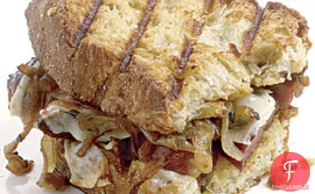 Cebola Caramelizada, Gruyère E Panini De Salsicha