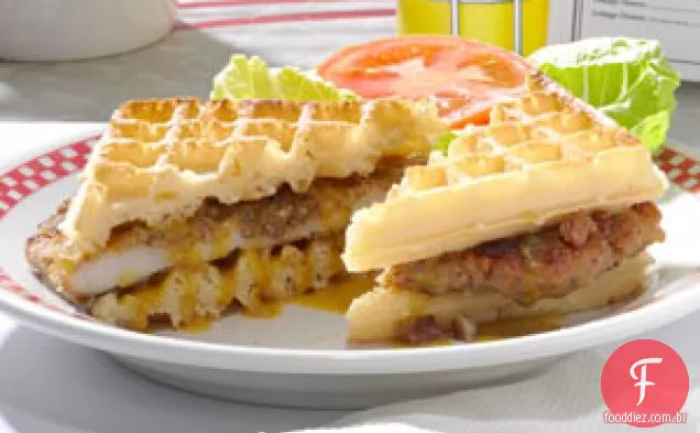 Sanduíches de Waffle de Frango com Crosta de Nozes