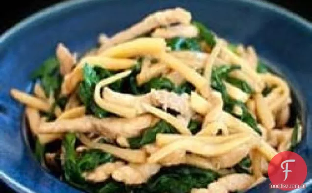 Cebolinha chinesa e carne de porco fritas