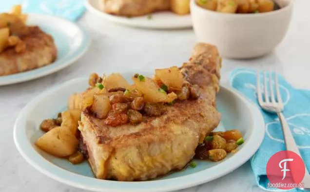 Costeletas de porco fritas com frango e chutney de pêra