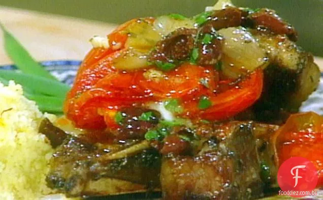 Costeletas de cordeiro assadas com chalotas, tomates e suco de azeitona