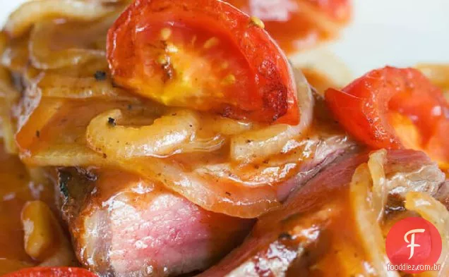 Bife Grelhado Com Molho De Tomate E Cebola Agridoce