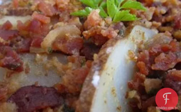 Batata Fatiada com Bacon e Salsa