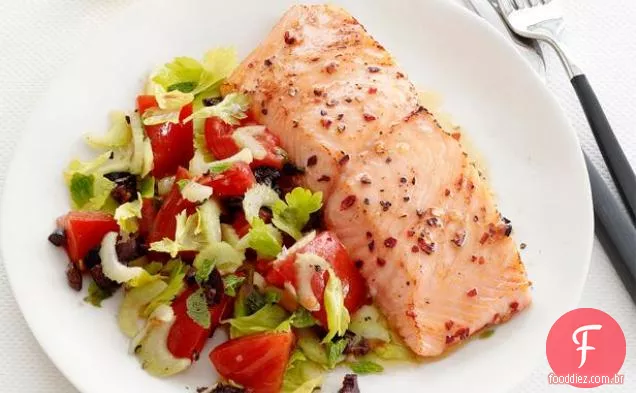 Salmão Com Salada Quente De Tomate E Azeitona