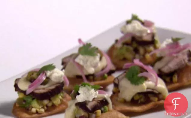 Nachos de lombo de porco com molho Mornay, molho de abacate e milho, jalapeno carbonizado e queijo de cabra