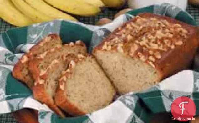 Pão de banana com bordo e nozes