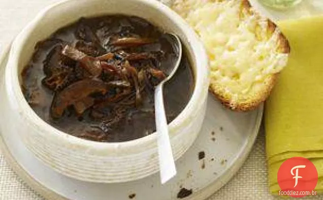 Cebola Francesa E Sopa De Cogumelos Selvagens