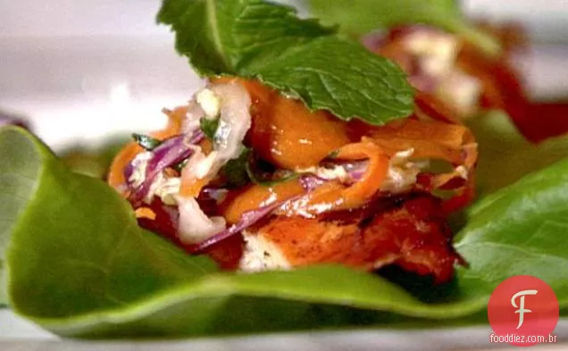 Espetos de frango marinado em Yucatán com molho mole chileno vermelho-amendoim