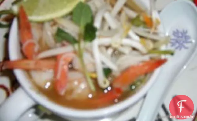 Tigela de macarrão de arroz com camarão grelhado