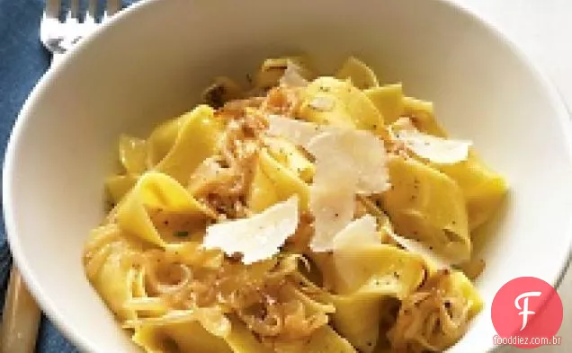 Pappardelle Com Cebola Caramelizada E Parmesão