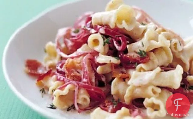 Macarrão Com Cebola, Bacon E Queijo De Cabra