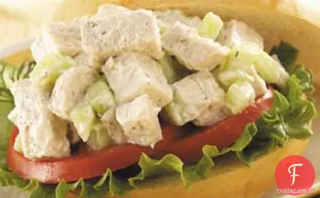 Sanduíches de Salada de Frango com Pepino