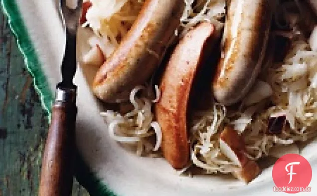 Salsichas Alemãs Com Maçãs, Chucrute E Cebola