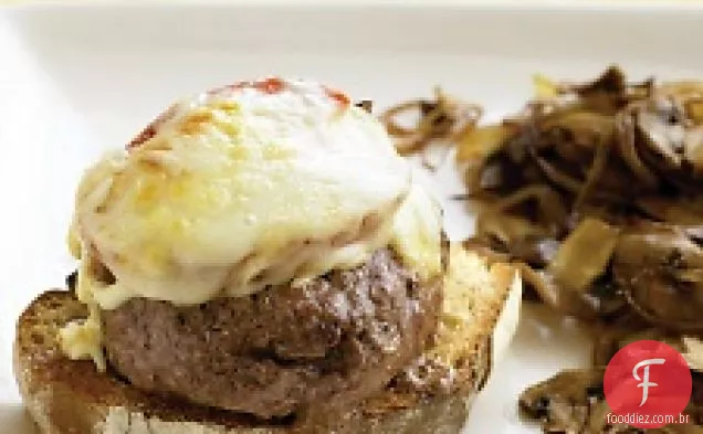 Cheeseburgers de rosto aberto com cogumelos e cebolas