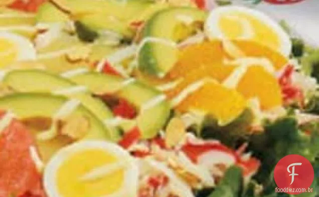 Salada cítrica de caranguejo e abacate